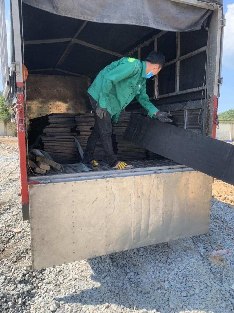 Ván coppha chất lượng, ván coppha đỏ 4m, ván cốp pha đen 4m, Ván cốp pha giá rẻ, ván cốp pha xây dựng, Ván ép phủ keo, ván coppha phủ keo.  Nhà máy có xe giao hàng tận nơi 24/7, chuyên bỏ mối cho đại lý dự án công trình lớn các tỉnh.